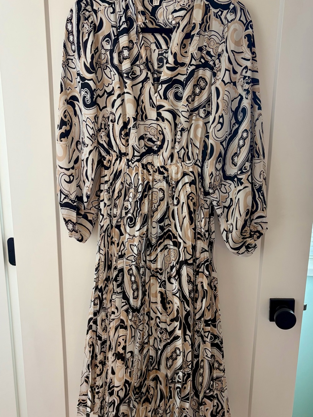 Women's Long Sleeve Paisley Midi Dress — Black & Cream